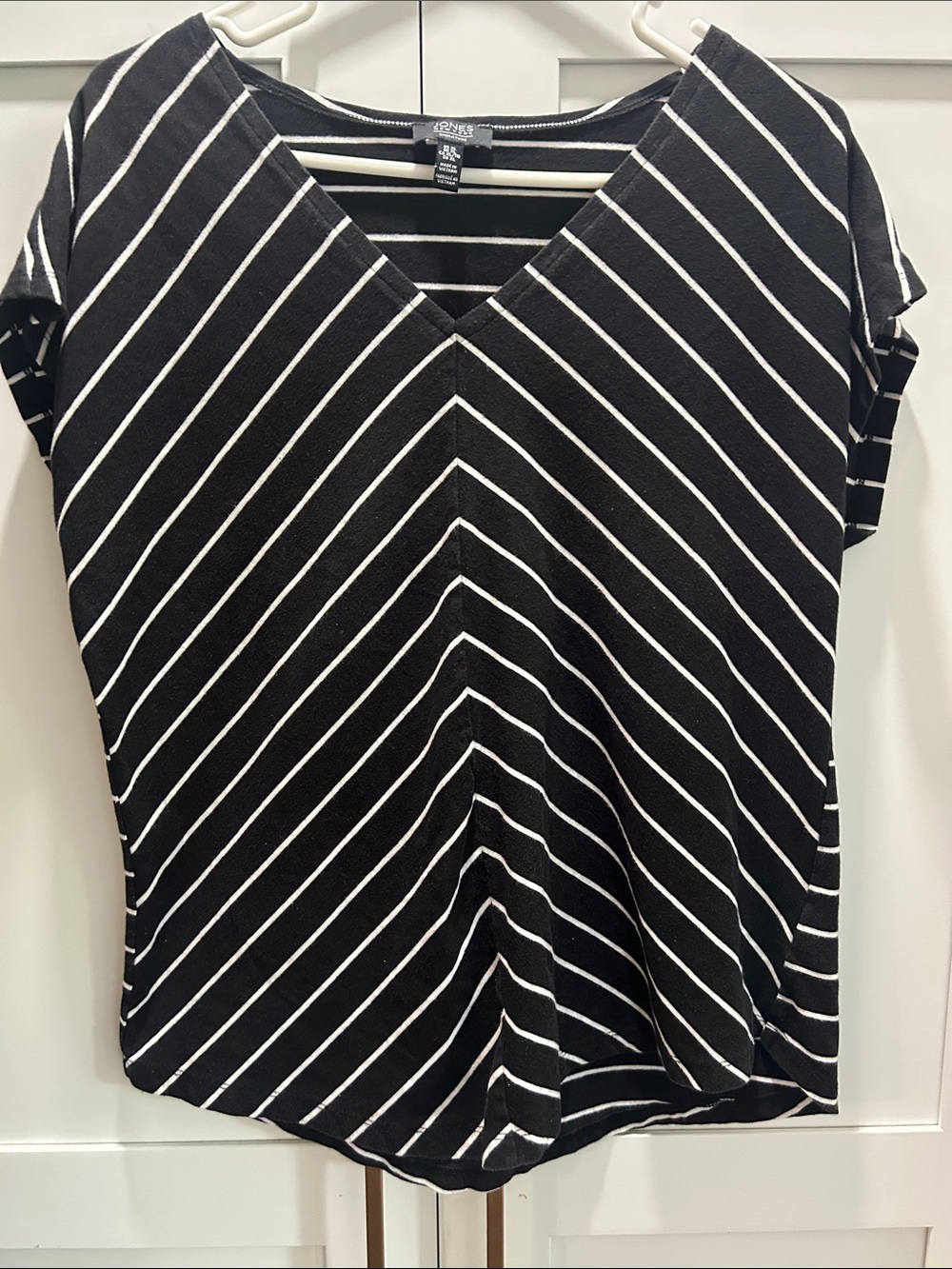 Jones New York Black & White Striped V-Neck Short Sleeve Top